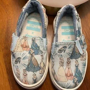 Disney TOMS size 5 Toddler